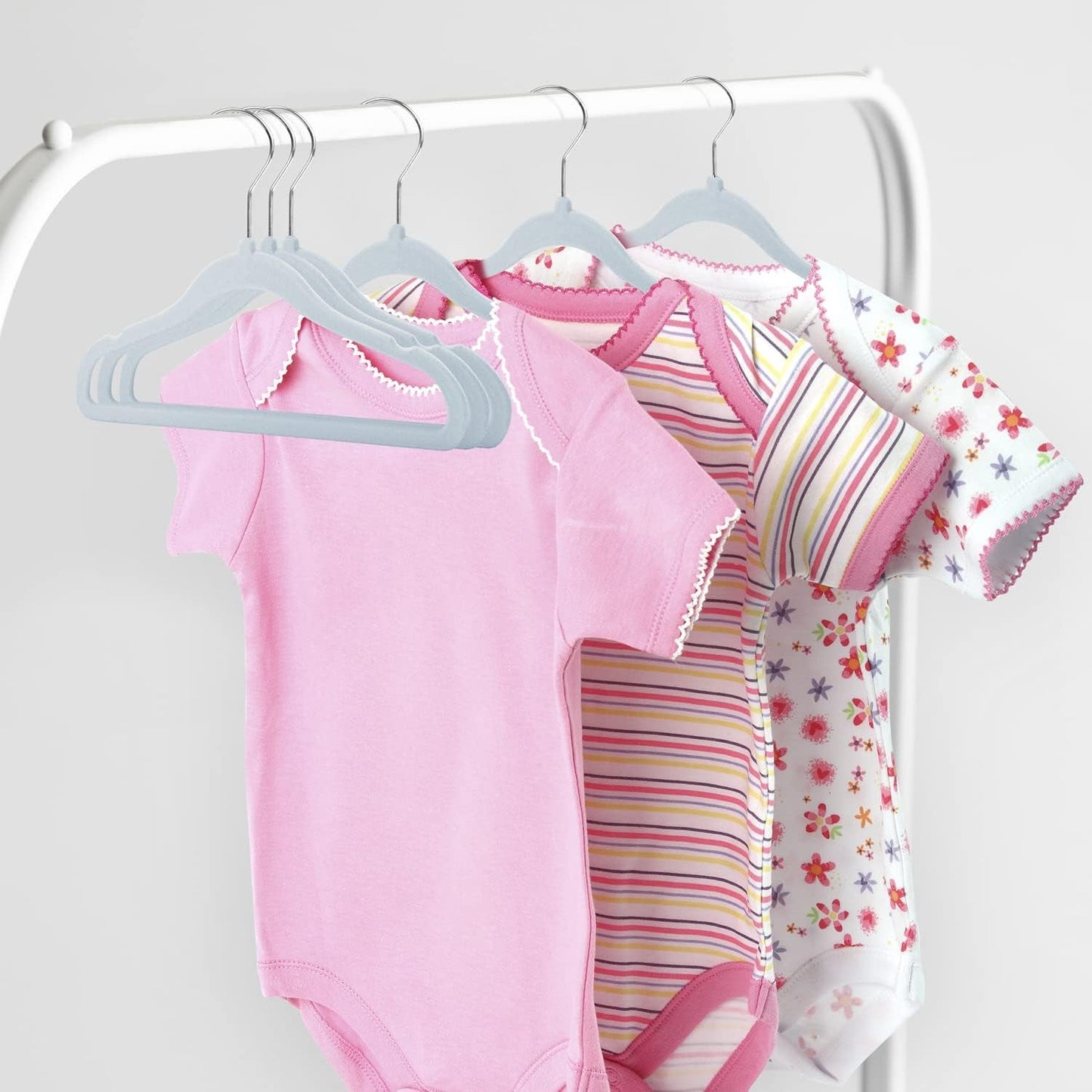 Single piece non-slip hanger