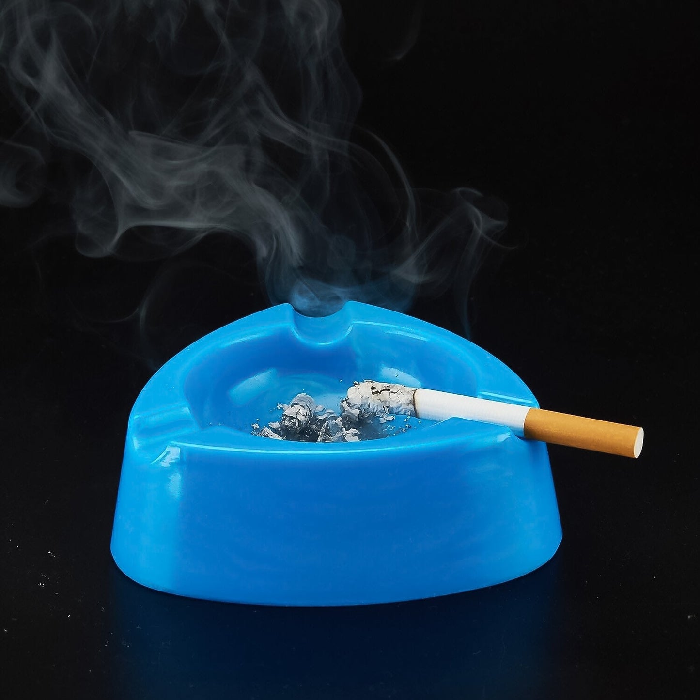 Heavy Duty Plastic Ashtray (mix color & 1 Pc)