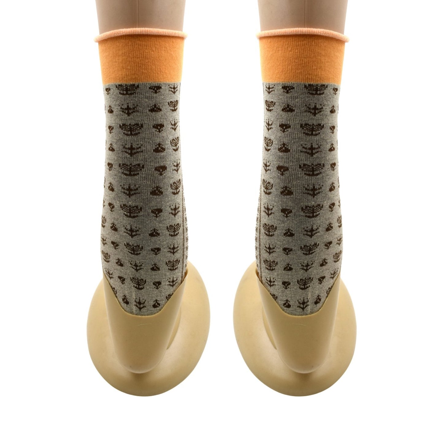 Breathable and soft socks with a simple design