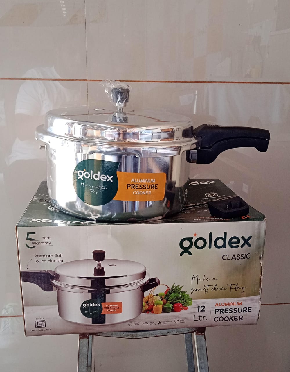 Aluminium Classic Goldex Pressure Cookers With Outer Lid (12 Litres / 5-Year warranty, ISI Number :- 2347, BIS Number :- CM/L -7600164310