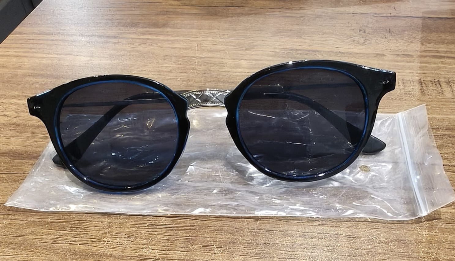 Blue UV Protected Round Sunglasses, classic Sunglasses for Men & Women, Lightweight