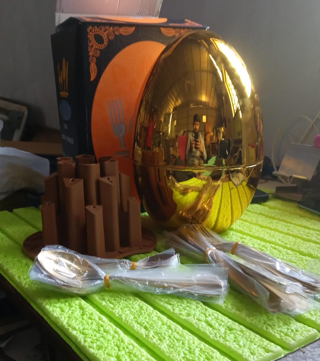 Premium Cutlery Set 24 Pcs with Oval Shaped Stand | Beautiful Stylish Oval Designed Cutlery Sets, Egg-Shaped Luxury Spoon Holder SetÂ  (Golden / 24 pcs set)